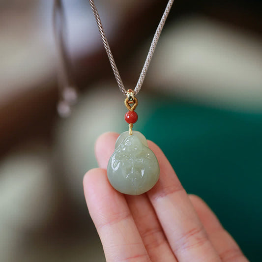 Collier pendentif en jade Hetian représentant le Bouddha rieur, symbole de richesse et de prospérité.