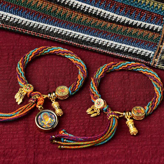 Alte tibetisch-buddhistische Tradition des roten Fadens, tibetischer Glücksknoten, Gebetsrad, Traumfänger, geflochtenes Fadenarmband