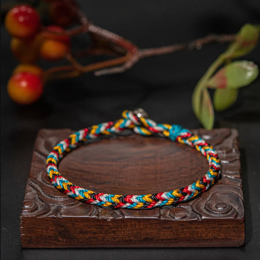 Altes tibetisch-buddhistisches Armband aus rotem Faden, handgefertigt in fünf Farben, zum Schutz geflochten. 