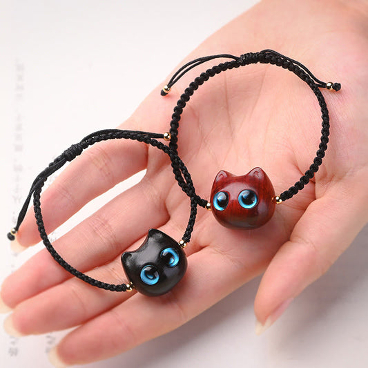 Alte tibetisch-buddhistische Tradition: Geflochtenes Armband aus rotem Sandelholz mit kleinen Blättern und einem niedlichen Katzenkopf – Symbol für Ruhe und Schutz 