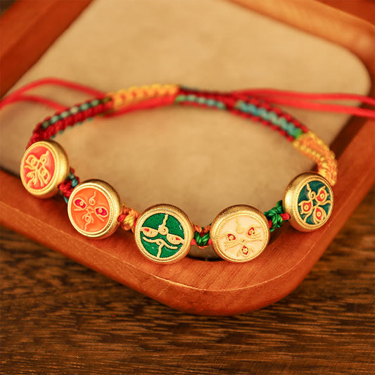 Alte tibetisch-buddhistische Tradition des roten Fadens – Armband mit bunten, geflochtenen Seilen, das die fünf Götter des Reichtums symbolisiert 