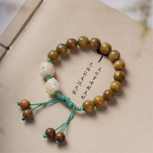 Alte tibetisch-buddhistische Tradition: Armband aus rotem Faden, grünem Sandelholz, Bodhi-Samen, Glückskatze