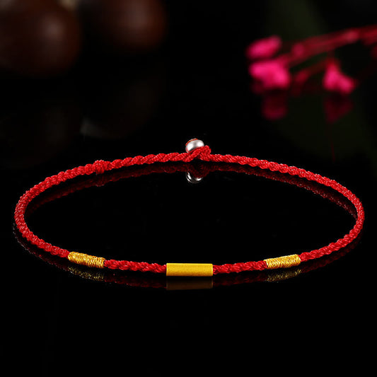 Bracelet de protection tressé à quatre fils, orné de perles en or 999 et réalisé selon la tradition bouddhiste tibétaine ancestrale du fil rouge. Ce bracelet est confectionné à la main avec quatre fils et des nœuds porte-bonheur. 