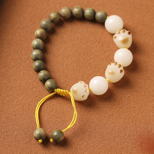 Altes tibetisch-buddhistisches Armband mit roter Schnur, natürlichem grünem Sandelholz, Bodhi-Samen und Katzenpfoten-Heilmittel