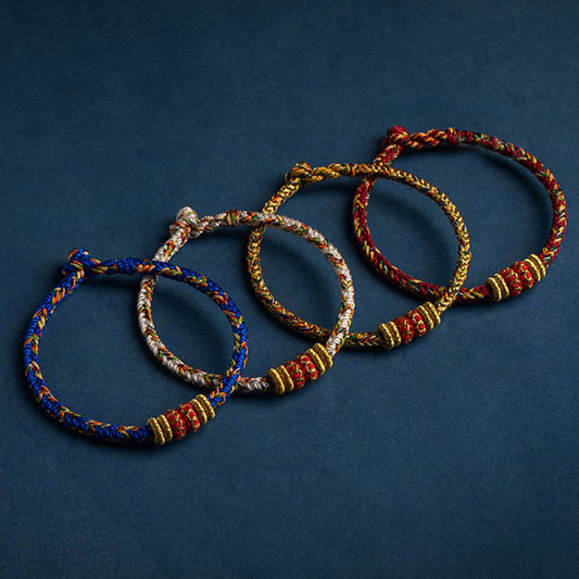 Antikes tibetisch-buddhistisches Armband aus rotem Faden, handgefertigt nach tibetischer Tradition, mit Motiven des chinesischen Tierkreises, Buddhas, Glück und Stärke. 