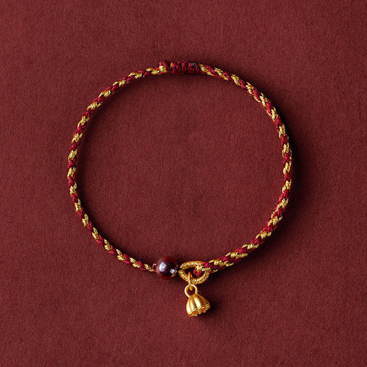 Antikes tibetisch-buddhistisches Armband aus rotem Seil mit Lotus-Anhänger und Friedenssymbolen aus Rotgold, handgefertigt nach roter und goldener Seiltradition. 