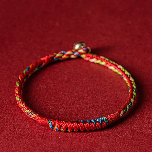 Bracelet de protection fait main selon la tradition bouddhiste tibétaine ancienne du fil rouge et cinq couleurs