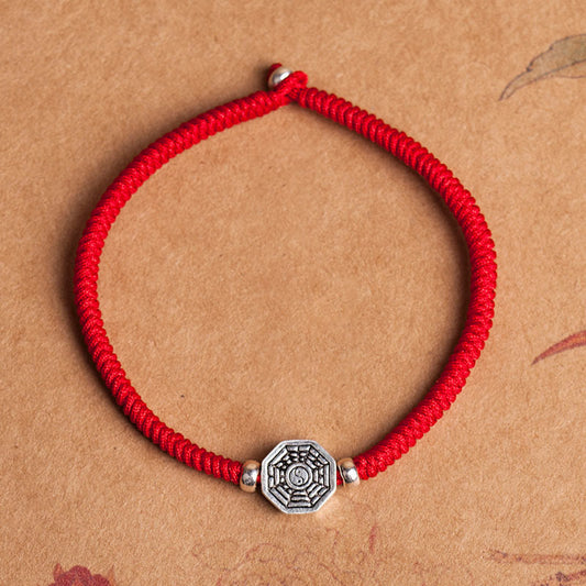 Bracelet de concentration en fil de cinabre, orné d'un symbole Yin Yang Bagua, inspiré de la tradition bouddhiste tibétaine ancienne du fil rouge. Argent sterling 925. 