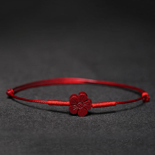 Altes tibetisch-buddhistisches Armband aus rotem Faden, handgefertigt mit Pflaumenblüten, vierblättrigem Kleeblatt, PiXiu-Lotus, Koi-Fisch und Zinnober.