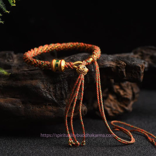 Antikes tibetisch-buddhistisches Armband aus roter Schnur mit Glücksbringer und Gebetsradperlen