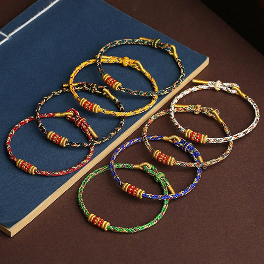 Alte tibetisch-buddhistische Tradition: Handgefertigtes, farbenfrohes Seilarmband mit King-Kong-Knoten. 