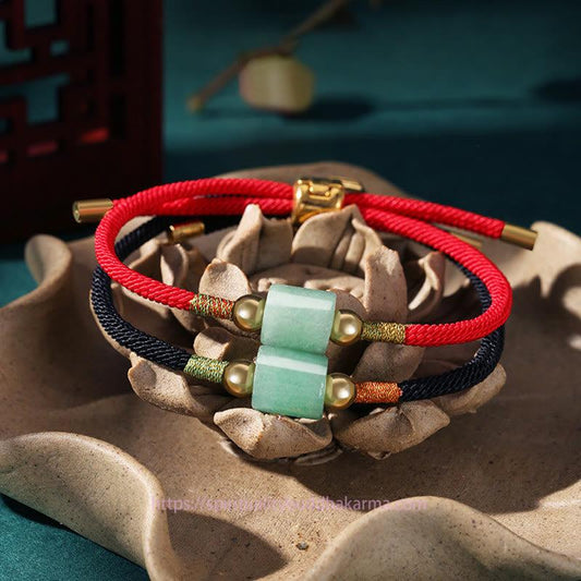Antikes tibetisch-buddhistisches Armband aus geflochtenem Seil mit roter Schnur, gefertigt nach tibetischer Tradition. Hergestellt aus grünem Aventurin, rotem Malachit und Glücksbringer. 