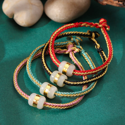 Altes tibetisch-buddhistisches Armband mit roter Schnur, geflochten aus 999er Gold, Hetian-Weißjade und Om-Mani-Padme-Hum-Fu-Zeichen für Glück. 