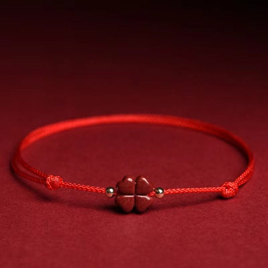 Alte tibetisch-buddhistische Tradition: Armband und Fußkettchen aus natürlichem Zinnober mit vierblättrigem Kleeblatt als Segenssymbol.