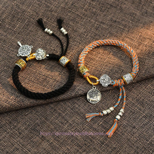 Altes tibetisches buddhistisches Armband mit roter Schnur, handgefertigt nach tibetischer Tradition, mit Om-Mani-Padme-Hum-Fu-Symbolen, die Glück und Wohlstand symbolisieren