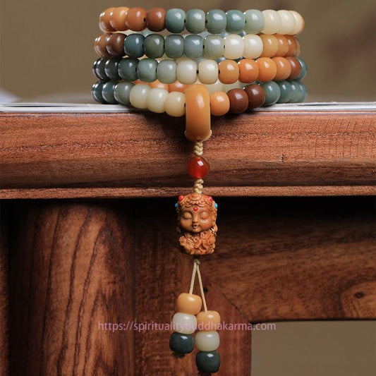 Bracelet Mala de 108 perles, symbole de spiritualité, de Bouddha et de karma, avec graine de Bodhi verte et gravure de Tara Bouddha, représentant la paix et l'harmonie.