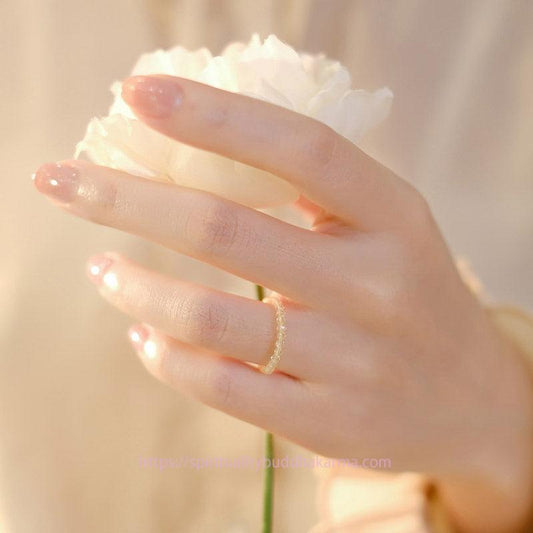 Bague en citrine dorée, symbole de richesse naturelle, pour le chakra du plexus solaire (troisième chakra), symbole de bonheur et de prospérité.