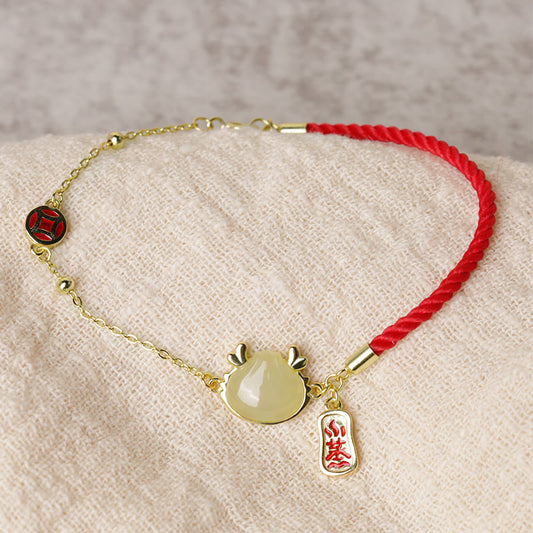Armband aus 925er Sterlingsilber mit roter Schnur, inspiriert vom Jahr des Drachen und dem Motiv eines chinesischen Dampfbrötchens, symbolisiert Glück und Segen.