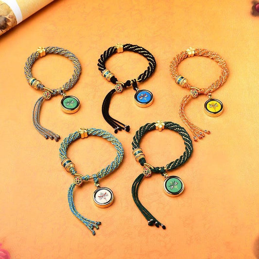 Antikes tibetisch-buddhistisches Armband aus roter Schnur mit Thangka-Amulett der fünf Götter des Reichtums und des Glücks, Gebetsrad-Anhänger und Blumenmotiv.