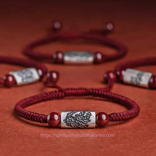 Bracelet en argent sterling 925, fil rouge traditionnel du bouddhisme tibétain, orné des 12 signes du zodiaque chinois et de cinabre.