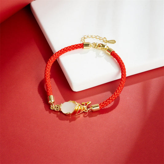 Antike tibetisch-buddhistische Tradition: Armband mit rotem Faden, Chalcedon, Glücksbringer und Koi-Fisch-Anhänger