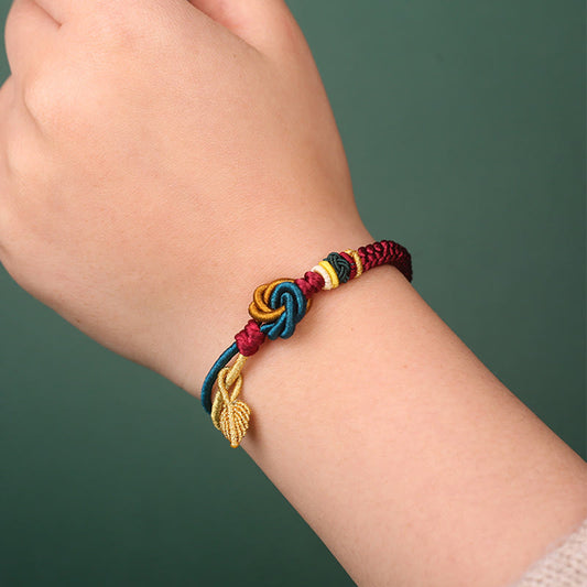 Antikes tibetisches buddhistisches Armband aus rotem Faden, handgefertigt mit Mandala-Knoten und Blattmotiven 