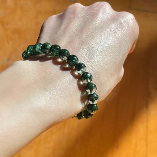 Die perfekte Verbindung von Energie und Meditation | Grünes Phantomkristall-Armband fördert inneren Frieden