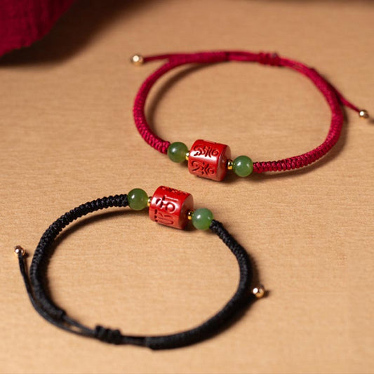 Bracelet en corde tressée en cinabre tibétain, orné de la bénédiction Om Mani Padme Hum et gravée, selon la tradition bouddhiste tibétaine ancienne du fil rouge 