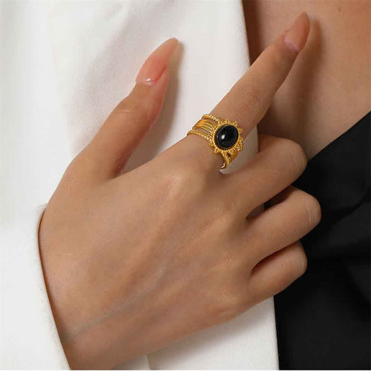 Bague de force en acier titane plaqué or 18 carats, ornée d'obsidienne noire et symbolisant la spiritualité et le karma, inspirée par Bouddha.