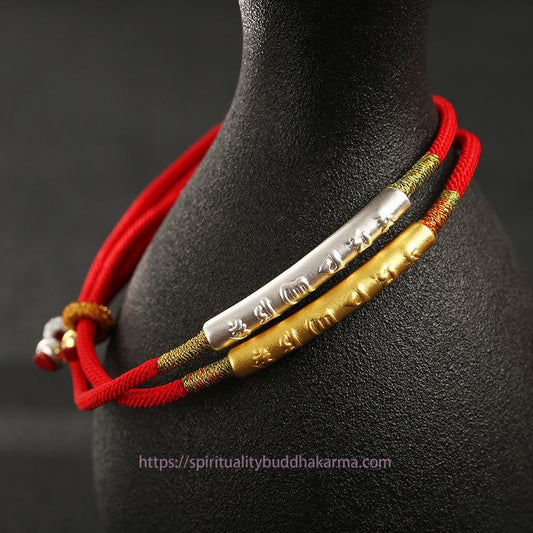 Alte tibetisch-buddhistische Tradition: Handgefertigtes Armband mit Mani-Mantra und Glücksbringer