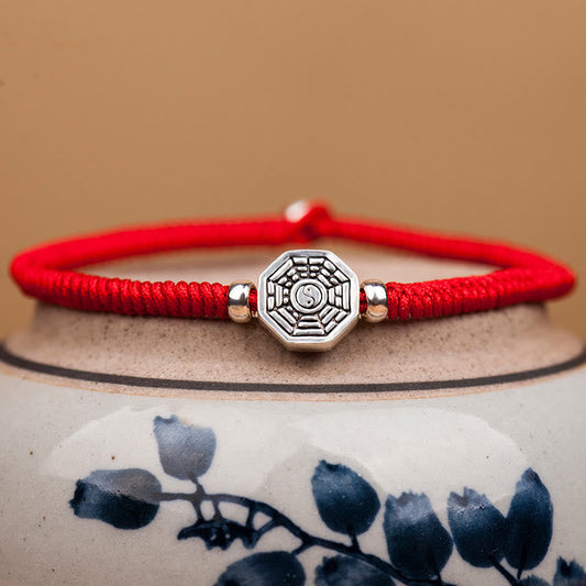 Bracelet de concentration en fil de cinabre, orné d'un symbole Yin Yang Bagua, inspiré de la tradition bouddhiste tibétaine ancienne du fil rouge. Argent sterling 925. 