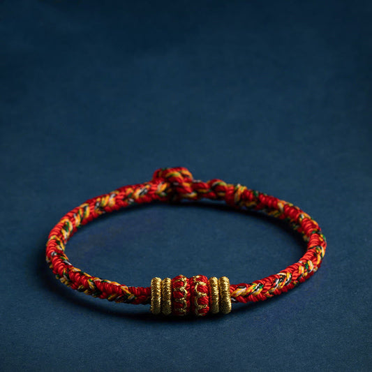 Antikes tibetisch-buddhistisches Armband aus rotem Faden, handgefertigt nach tibetischer Tradition, mit Motiven des chinesischen Tierkreises, Buddhas, Glück und Stärke. 