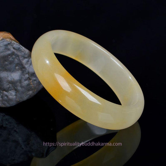 Bracelet jonc en jade naturel doré et soie, porte-bonheur et richesse.