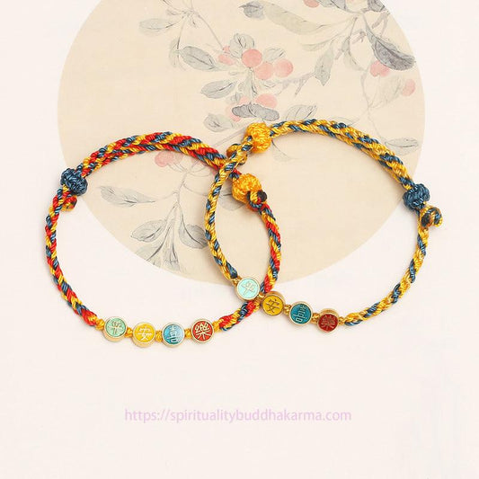 Alte tibetisch-buddhistische Tradition: Handgefertigtes Armband aus rotem Garn in Dunhuang-Farben – Symbol für Frieden, Freude und Schutz 