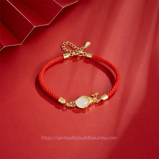 Antike tibetisch-buddhistische Tradition: Armband mit rotem Faden, Chalcedon, Glücksbringer und Koi-Fisch-Anhänger