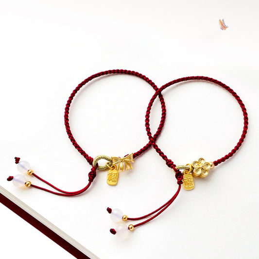 Antikes tibetisch-buddhistisches Armband aus rotem Seil mit Pfirsichblütenrosette und Schleife (Fu-Zeichen) – Glücksbringer 