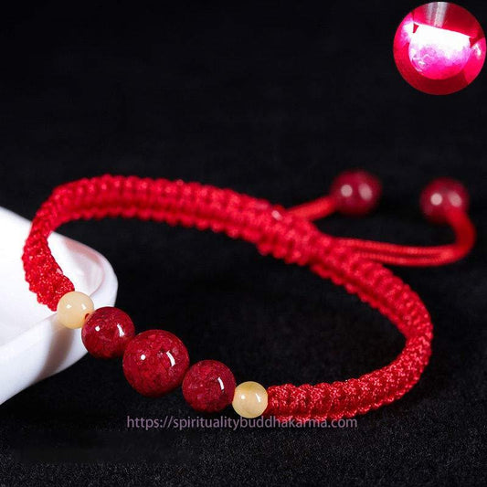 Alte tibetisch-buddhistische Tradition: Rotes Armband aus Zinnober für Kinder