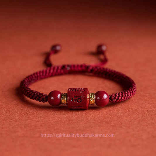 Altes tibetisch-buddhistisches Armband aus rotem Zinnober mit eingraviertem Segensspruch „Om Mani Padme Hum“.