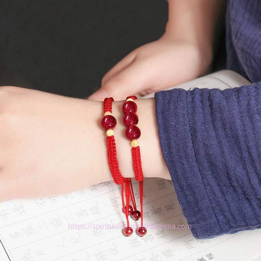 Alte tibetisch-buddhistische Tradition: Rotes Armband aus Zinnober für Kinder